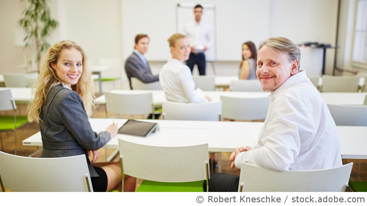  Eine Person, die nachdenkt oder Ausbildungsstätte wie Uni/Lehrplatz, Eine Person, die nachdenkt oder Ausbildungsstätte wie Uni/Lehrplatz